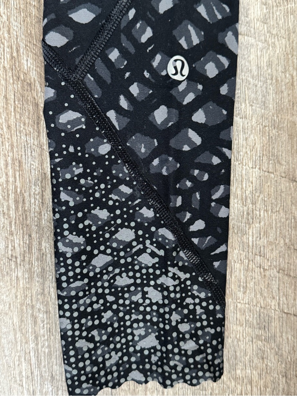 lululemon Scalloped Cropped Black & Gray Patterned Leggings, back pockets, XS/S